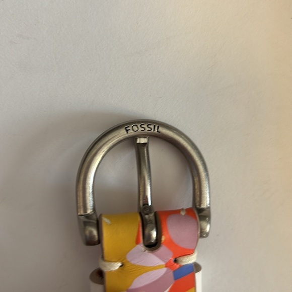 FOSSIL…Colorful Floral Belt with Silver Buckle
Size Medium…NWTS…41” in length - Picture 7 of 7